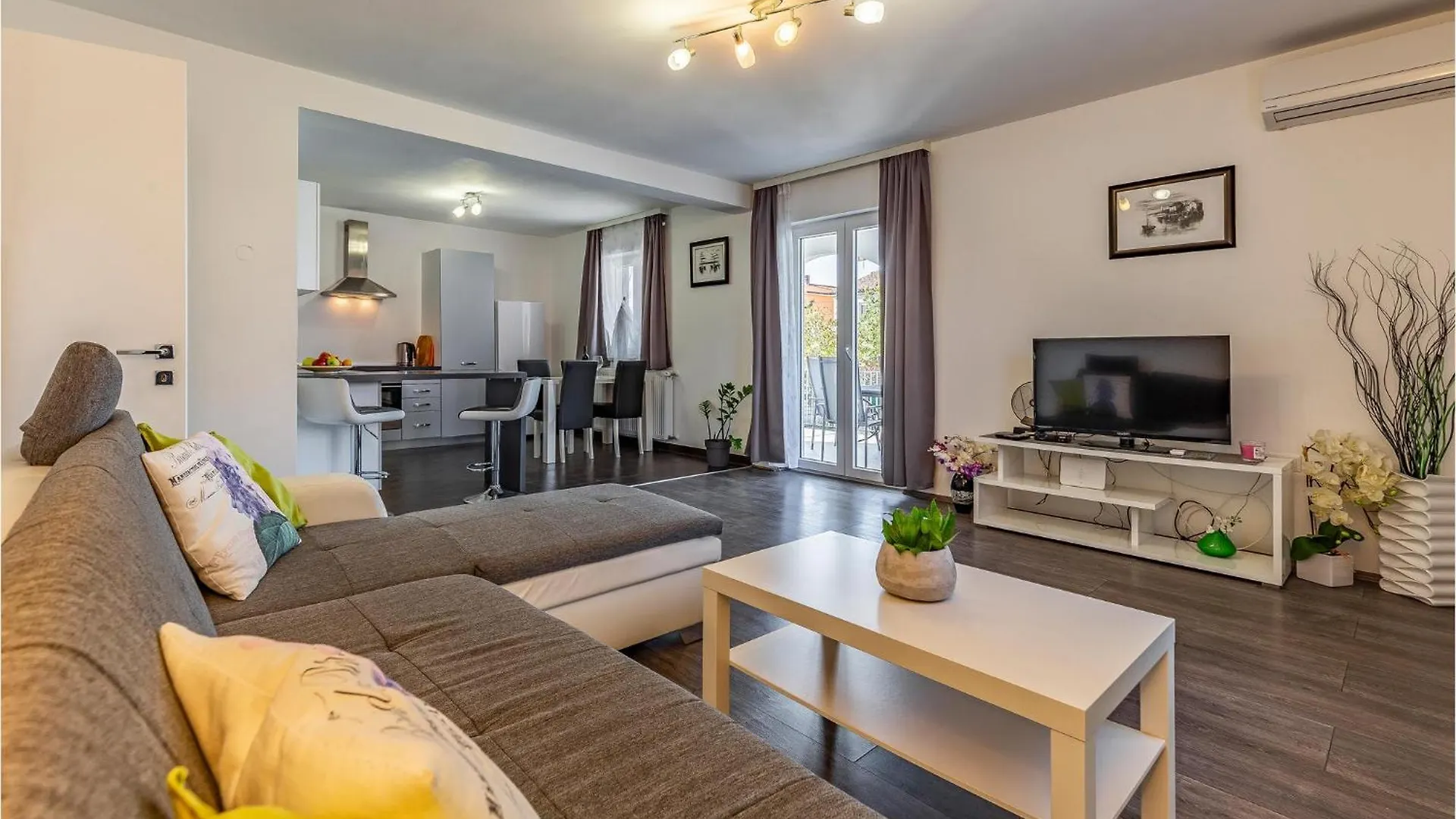 Semesterbostad Beautiful Home In Pula With Kitchen
