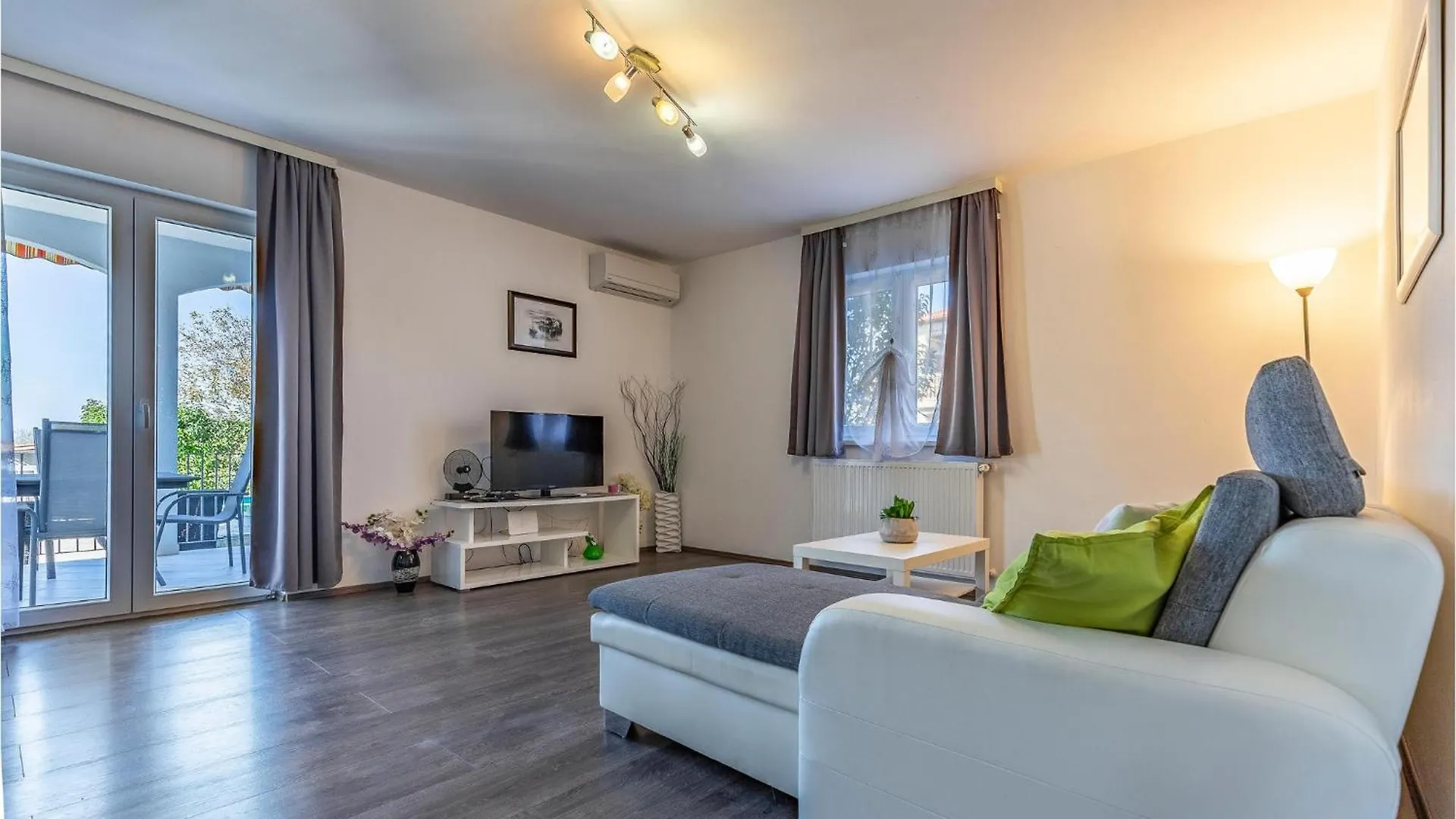 Semesterbostad Beautiful Home In Pula With Kitchen Kroatien