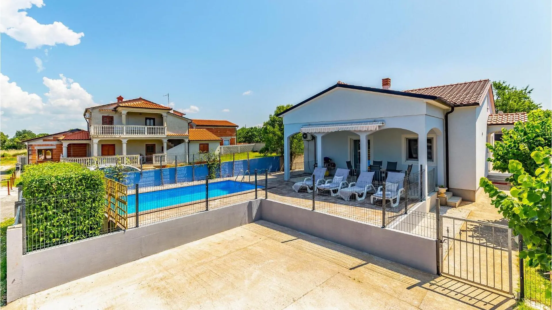 Beautiful Home In Pula With Kitchen