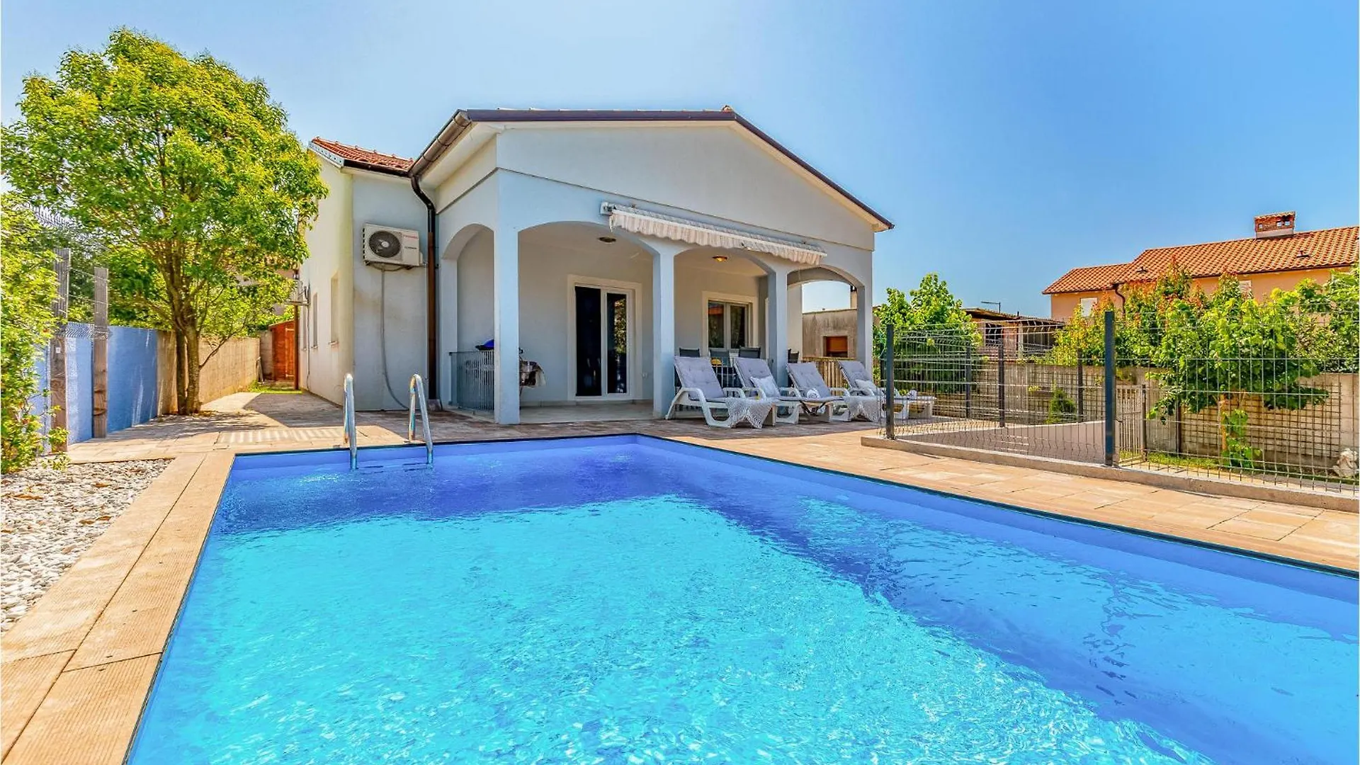 Beautiful Home In Pula With Kitchen